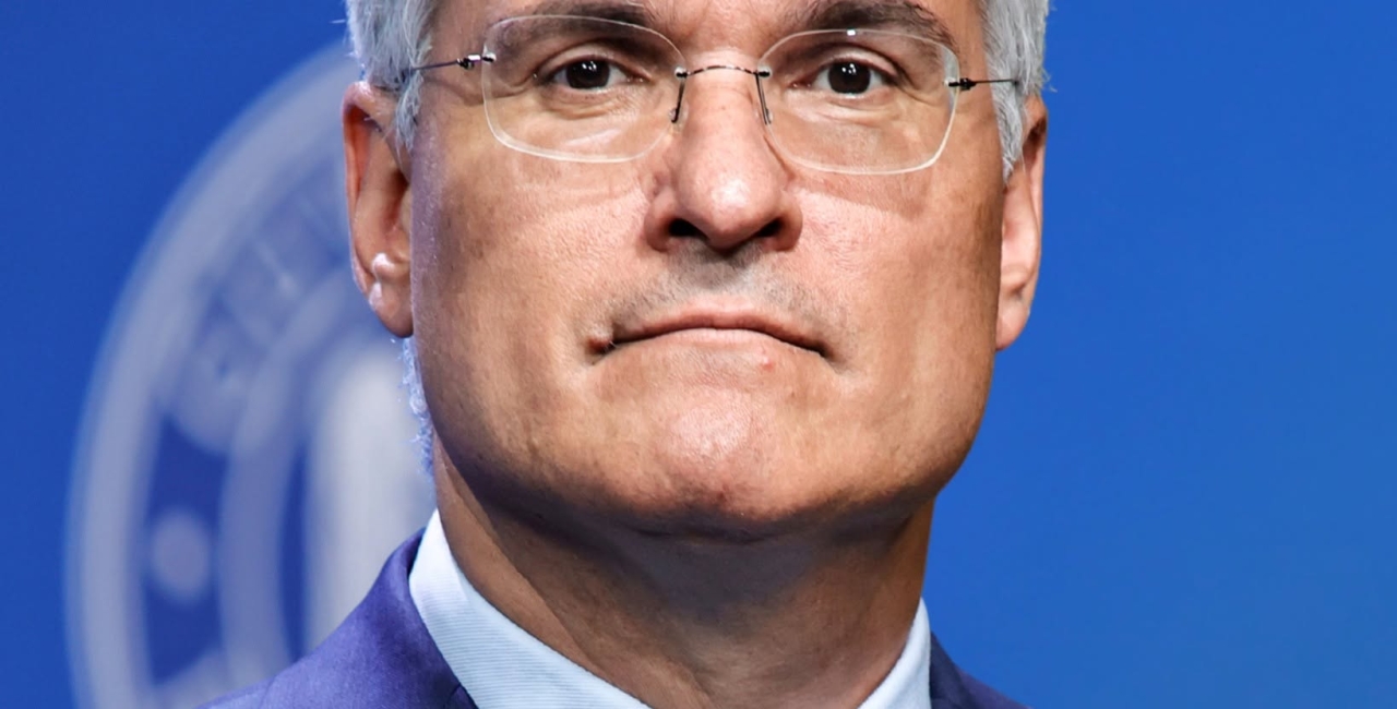 Planificarea pe genunchi și miliardele pe lumânări: Cum ne costă scump „strategia” de a stinge lumina înainte să avem becuri