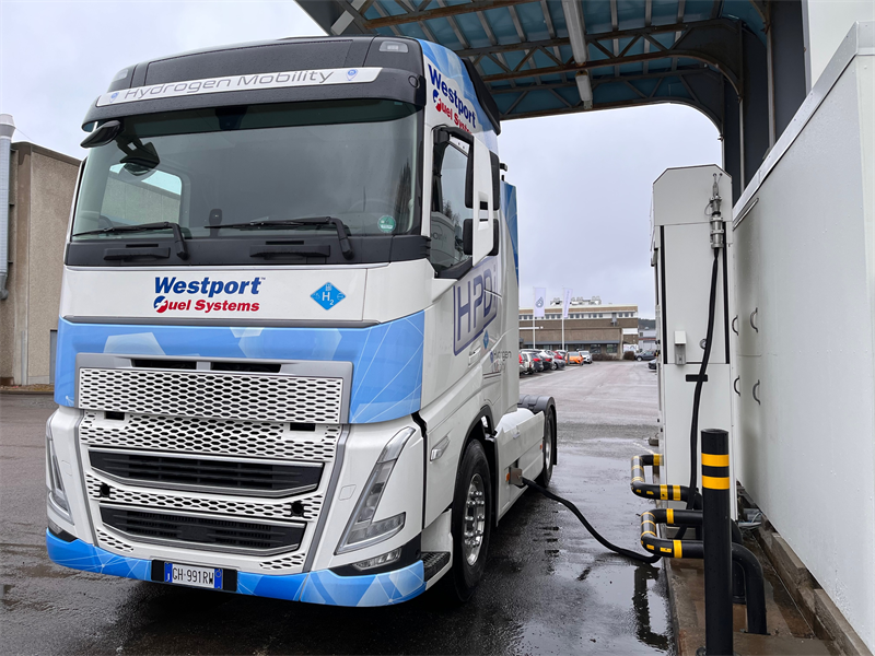 Hynion Sverige refuels a new hydrogen truck from a leading vehicle manufacturer