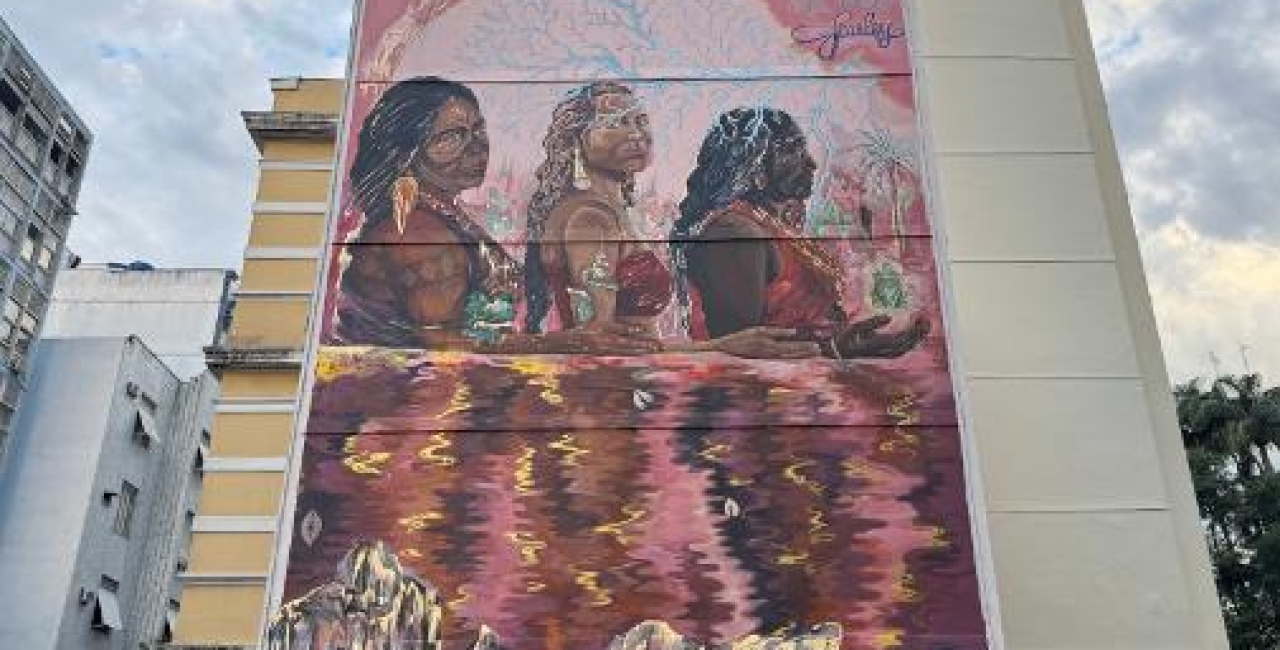 Pictura murală monumentală din Rio celebrează femeile care apără râurile Amazon