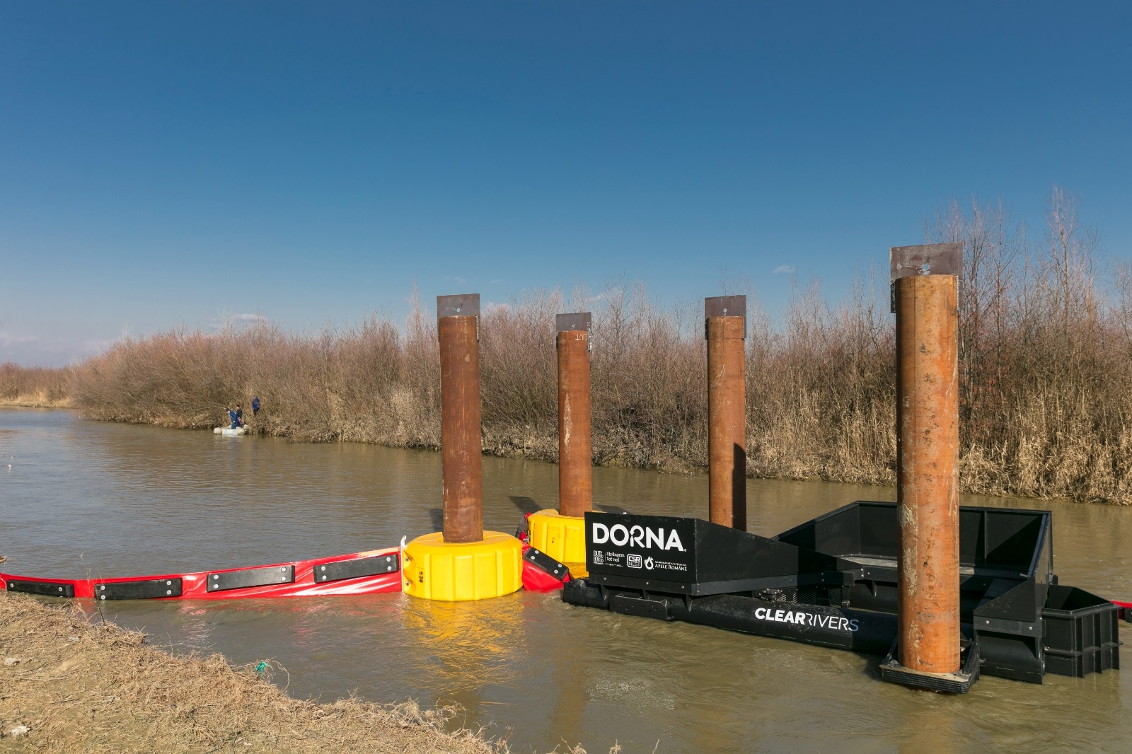 Dorna a instalat primul dispozitiv de colectare a deșeurilor pe râul Dâmbovița