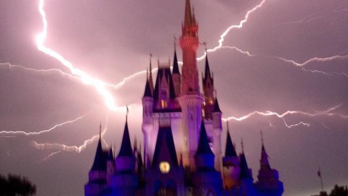 Un fulger a creat un spectacol magic într-un parc Disney din Orlando/VIDEO