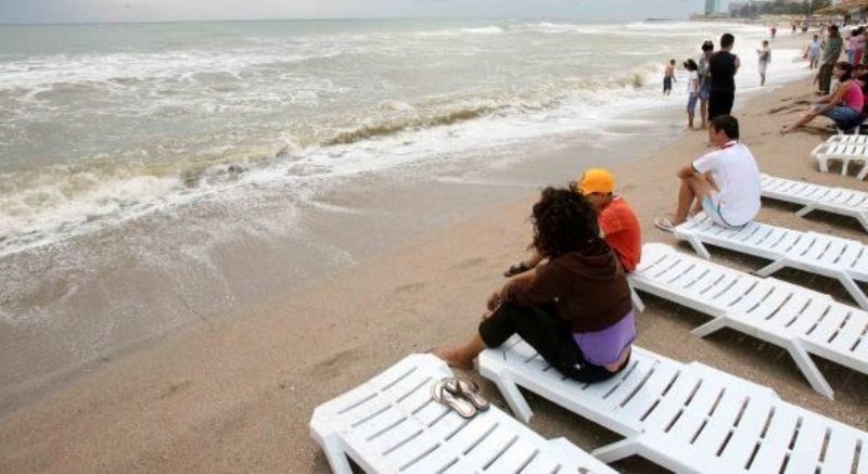 Apa şi nisipul rece de la mare pot provoca dureri severe ale spatelui