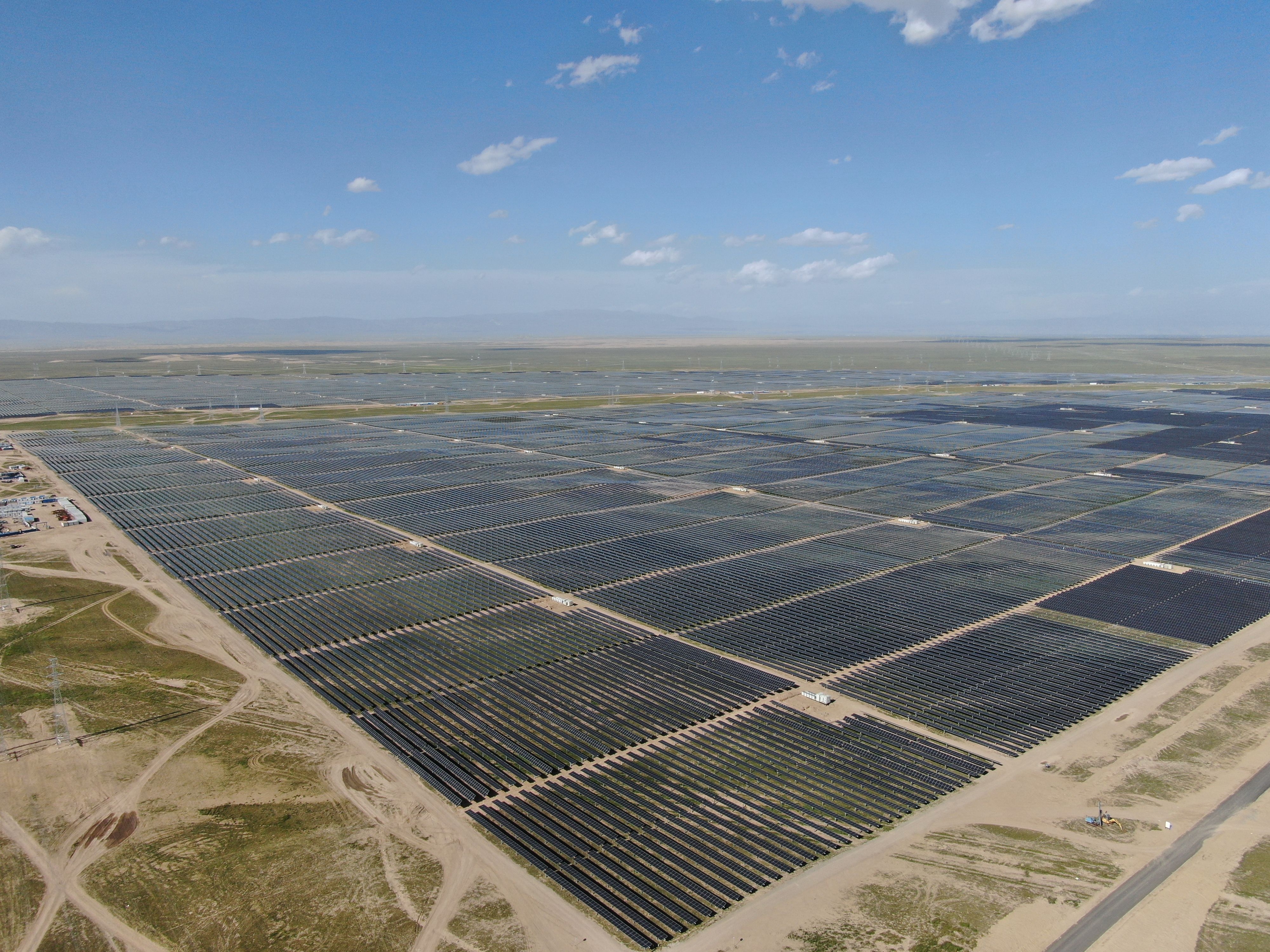 LONGi, cea mai mare companie de tehnologie solară din lume, a livrat 100 de milioane de panouri solare în 2022