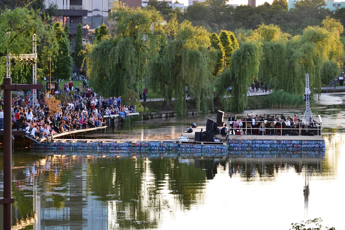 Primul teatru de vară din lume realizat din PET-uri, deschis la Cluj-Napoca