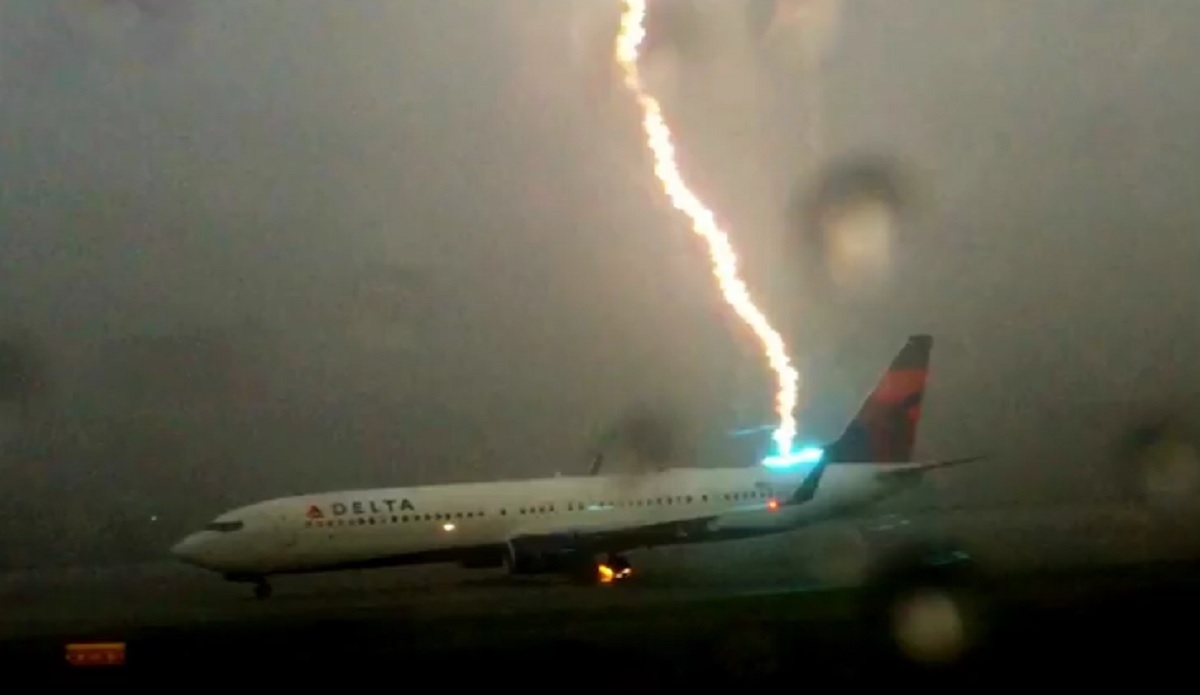 Momentul în care un avion este lovit de fulger - VIDEO
