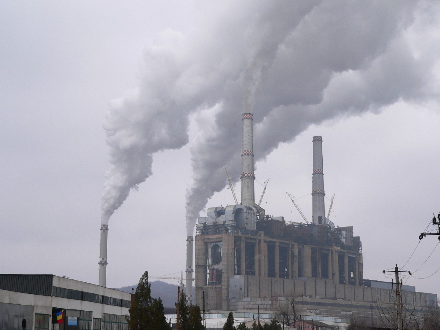 Termocentralele pe cărbune din România funcţionează ilegal