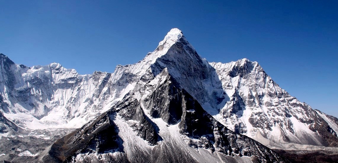 Everestul s-a deplasat cu 40 de centimetri în 10 ani din cauza plăcilor tectonice, ale căror mişcări influenţează şi clima ori mediul înconjurător