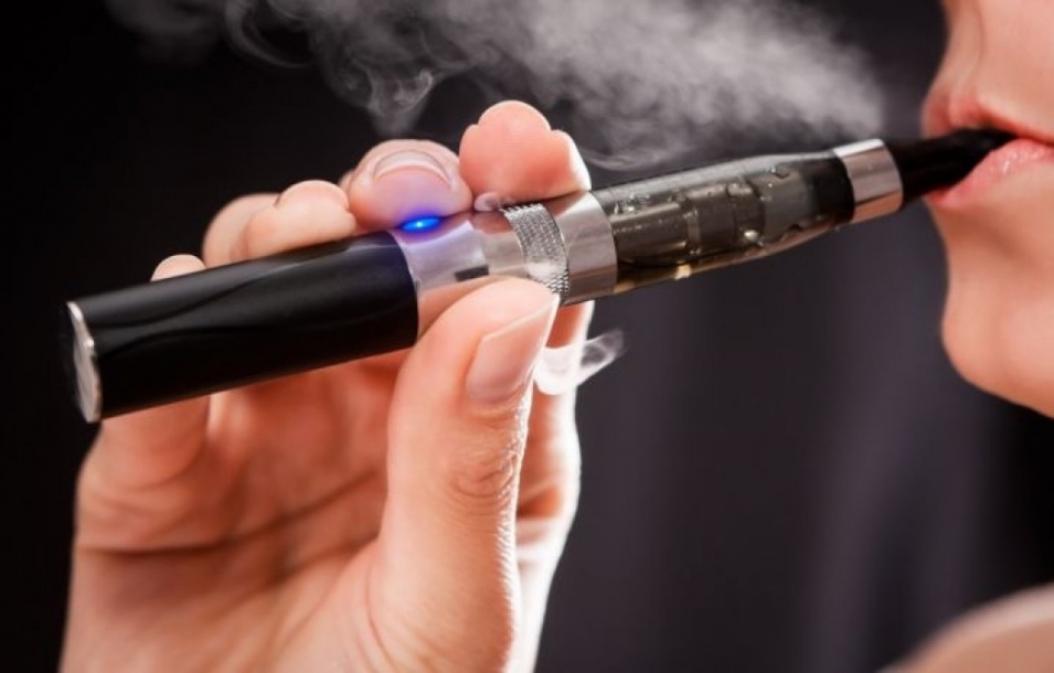 Ţigările electronice conţin substanţe cancerigene şi nu îi ajută pe fumători să renunţe la viciu