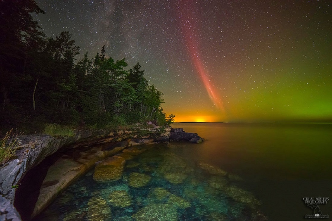 Inaginea astronomică a zilei: Un arc de protoni deasupra unui lac